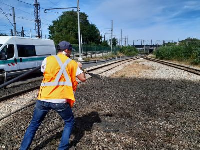 pulvérisation d'hydromulch pour végétaliser les voies ferrées